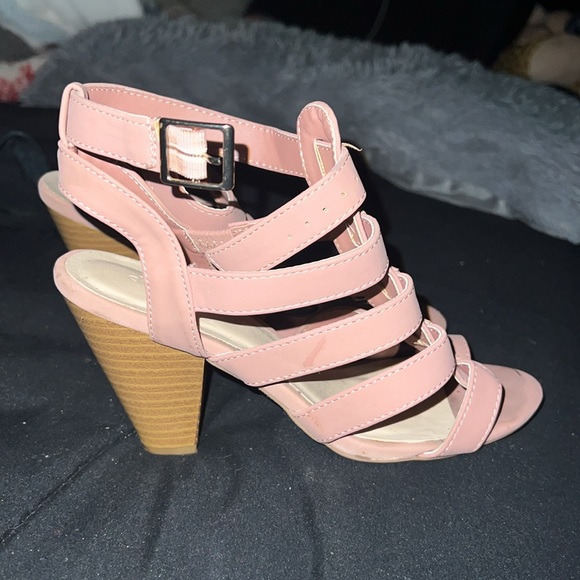 Heels , a off color of pink - Picture 2 of 2